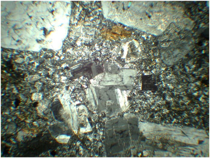 LM2043 granite anatexie