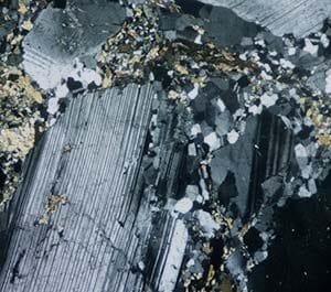 LM2122 - Lame mince de métagabbro à hornblende