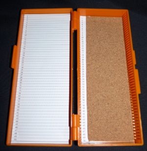 BOITE PLASTIQUE ORANGE INDEXEE 50 PREPS