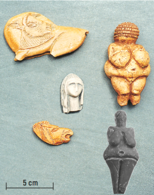 ensemble de 5 sculptures préhistoriques