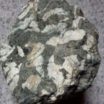 Lot de 12 roches identiques gabbro du Chenaillet (faciès schiste vert)