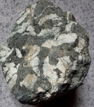 Lot de 12 roches identiques gabbro du Chenaillet (faciès schiste vert)