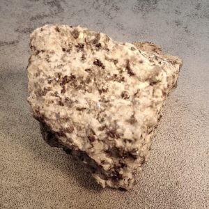 Lot de 12 roches identiques granite à deux micas