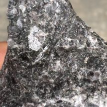 Lot de 12 roches identiques metagabbro à hornblende