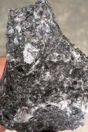 Lot de 12 roches identiques metagabbro à hornblende