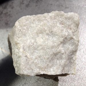 Lot de 12 roches identiques quartzite