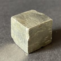 Cube de cristal de pyrite provenant du Pérou