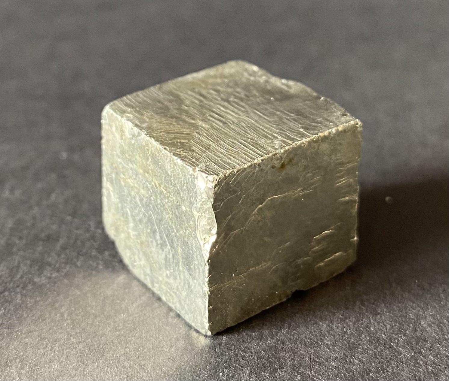 Cube de cristal de pyrite provenant du Pérou