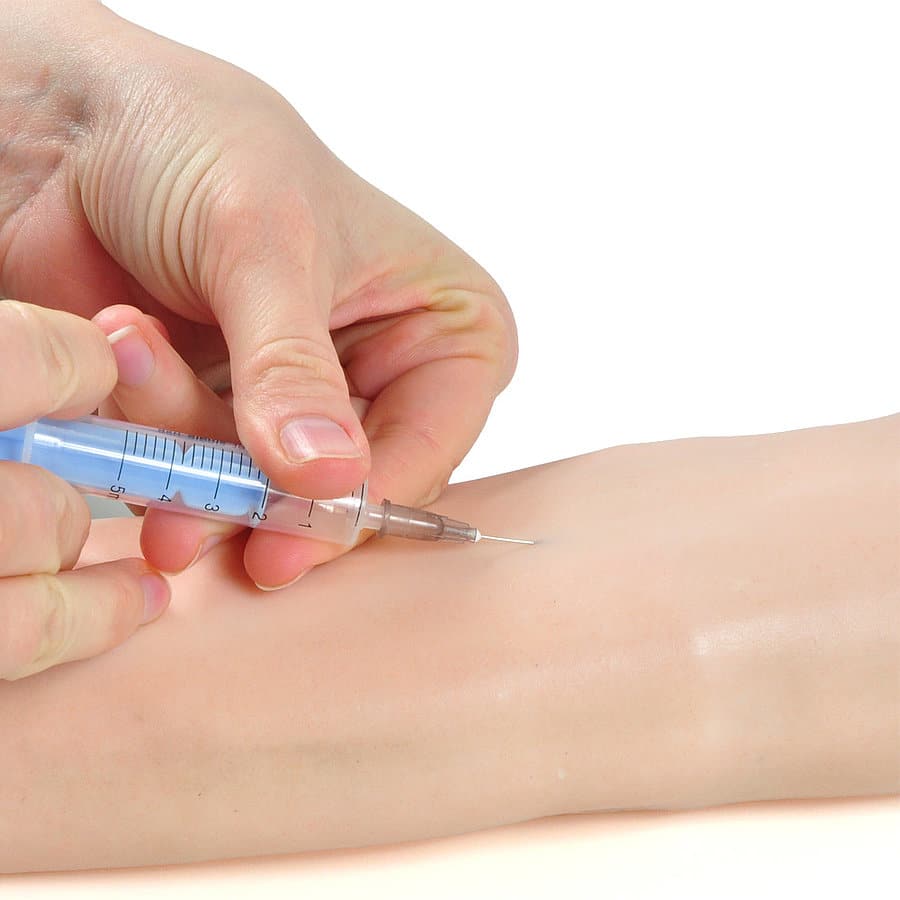 bras injection seringue et ponction